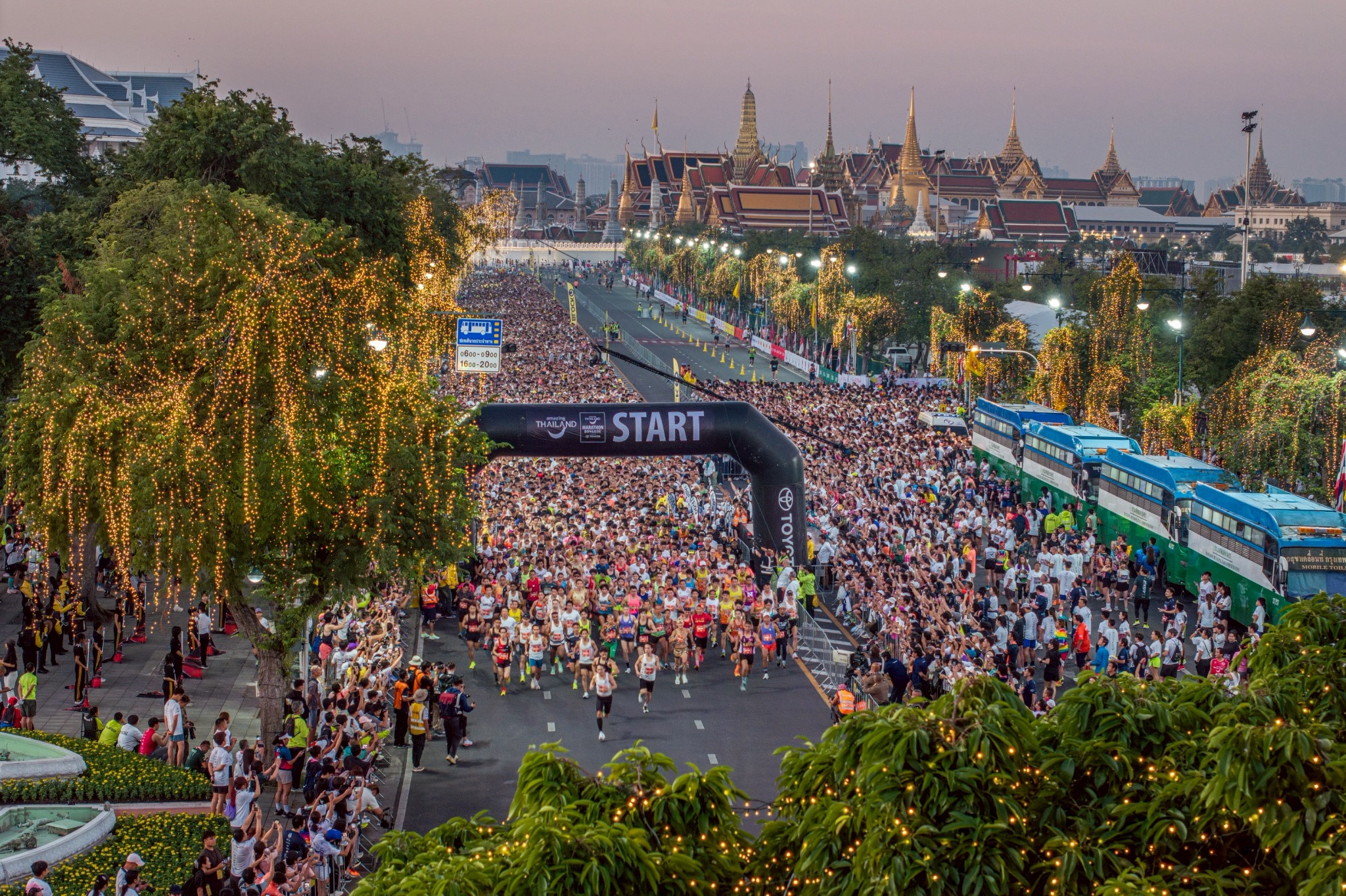จุดปล่อยตัวสนามหลวง Amazing Thailand Marathon Bangkok มีพระบรมมหาราชวังด้านหลัง ภาพของผู้จัด