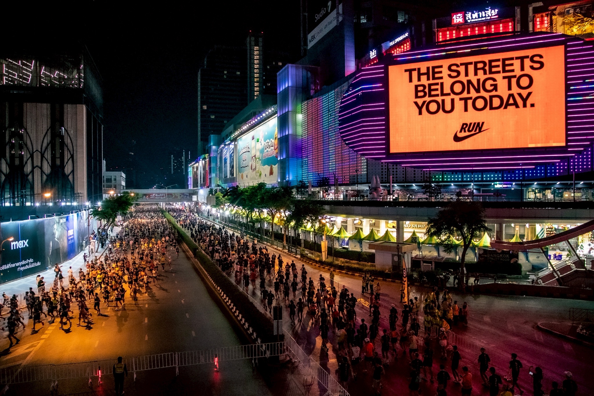 นักวิ่ง Amazing Thailand Marathon Bangkok ออกตัวตอนกลางคืนหน้า MBK Center ถนนพญาไท ภาพของผู้จัด